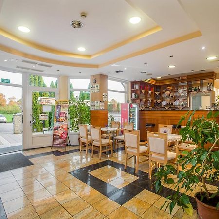 Wellness Hotel-M - Хайдусобосло Экстерьер фото