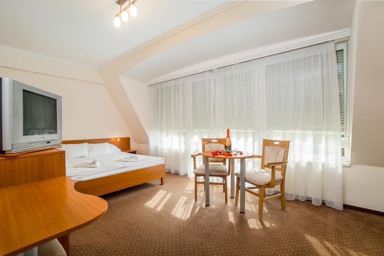 Wellness Hotel-M - Хайдусобосло Экстерьер фото